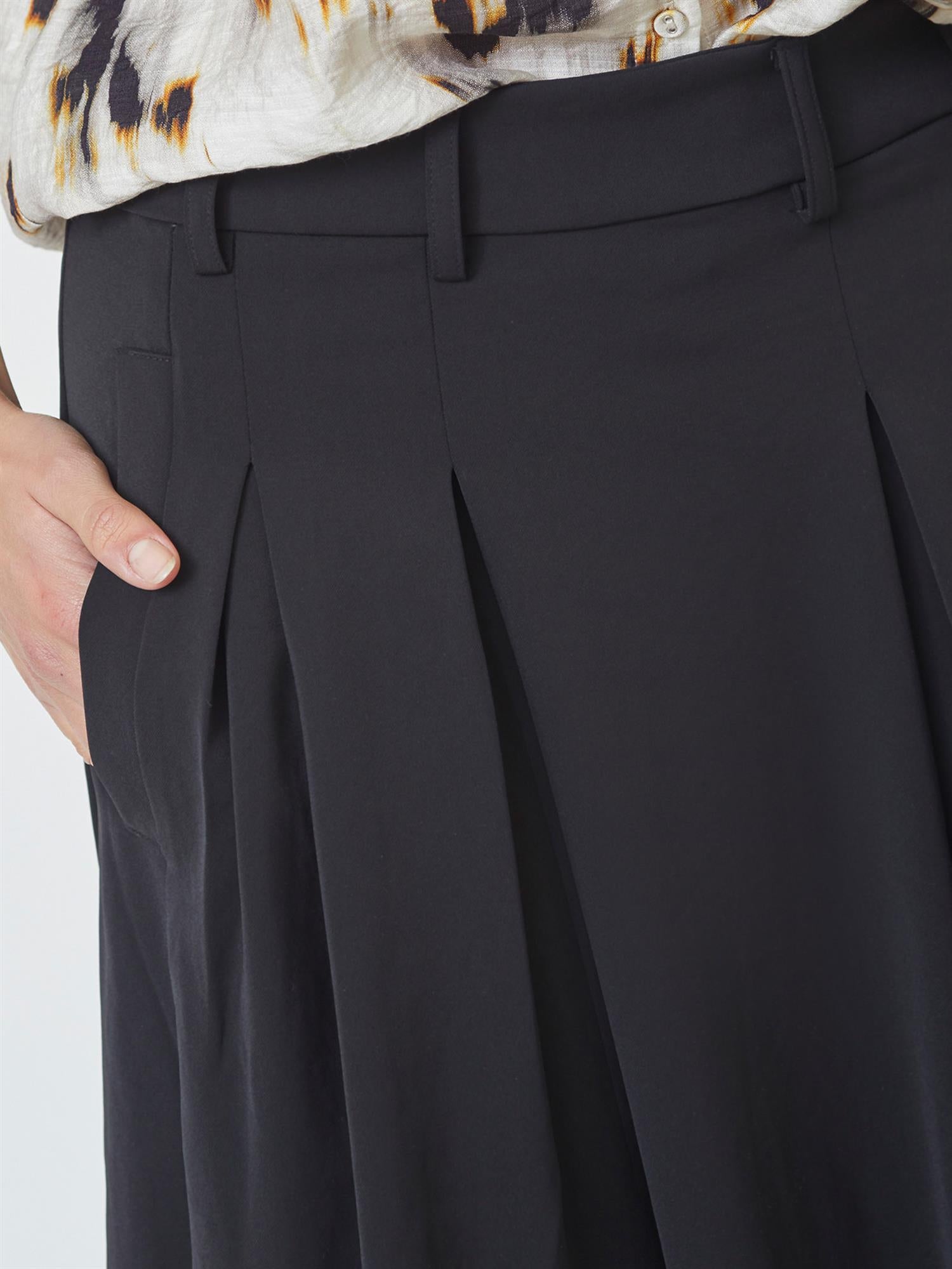 Anya pleat skirt